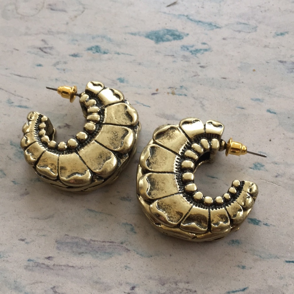Never worn before gold earrings